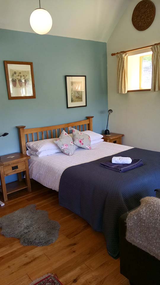 Nuthatch Chalet: interior, showing the king-size bed